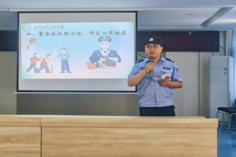 图为汪警官宣讲现场.jpg